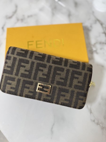 محفظه fendi حجم وسط