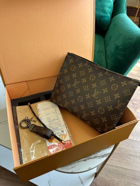 شنطه كلاتش louis vuitton